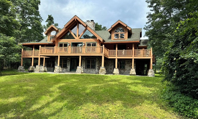 Moriah Center House | Lakeside- Mountain View Lodge on Lake Champlain in delightful Bridport