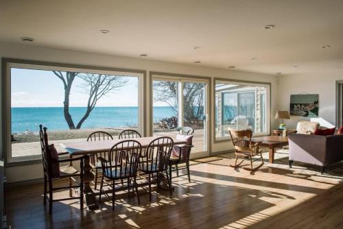 Wellington House | Lakeside PEC: Beautiful Waterfront & Patio