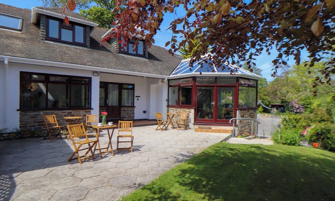 Maenporth Cottage | LAKESIDE, pet friendly, country holiday cottage in Falmouth