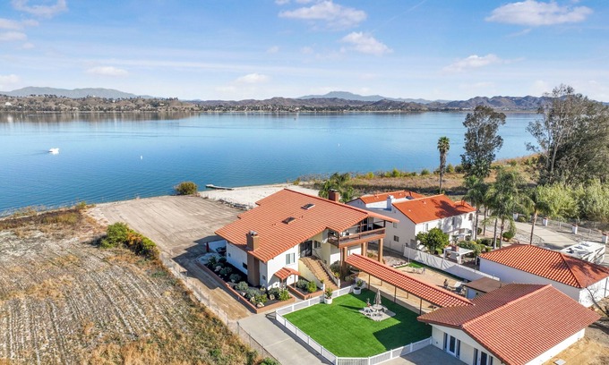 Lake Elsinore House | Lakeside Retreat