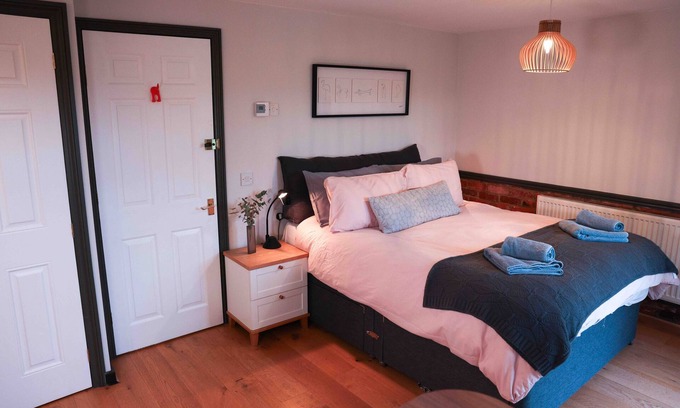 Bedford Apartment | Lakeside Studio, pet friendly