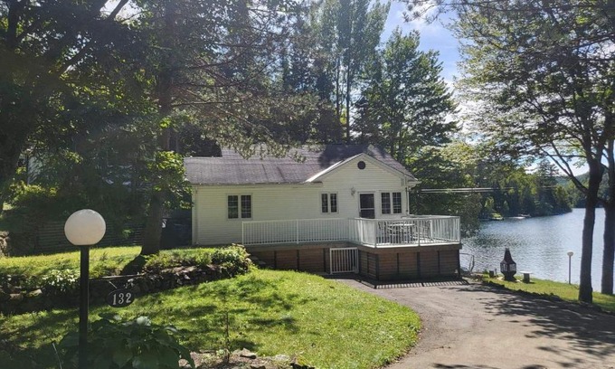 Val-des-Bois Ski Chalet | Lakeview cottage