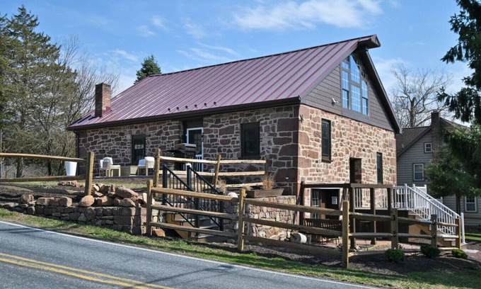 Stouchsburg House | Lancaster Mill Stay Reinholds PA