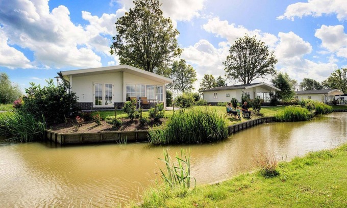 Avenhorn Ski Chalet | ✓ Landhuis at Park Westerkogge ✓ Holiday home for 4 people ✓ Located in Berkhout (North Holland) ✓ Waterfront holiday resort ✓ Book directly at the resort