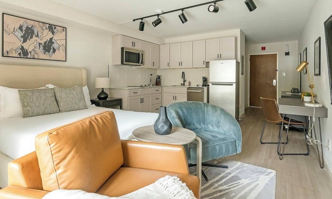 Northeast Raleigh Apartment | Landing at The Harrison - Studio in Northeast R.