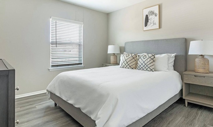 Homewood Apartment | Landing | Stylish 2BD, Gym, Pool