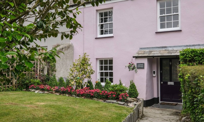 Charlestown Cottage | LANTERN COTTAGE, pet friendly, country holiday cottage in Charlestown