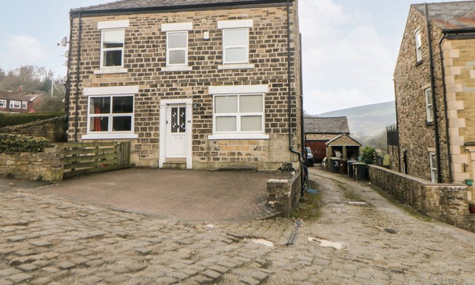 Hayfield Cottage | LANTERN VIEW, pet friendly, with a garden in Hayfield