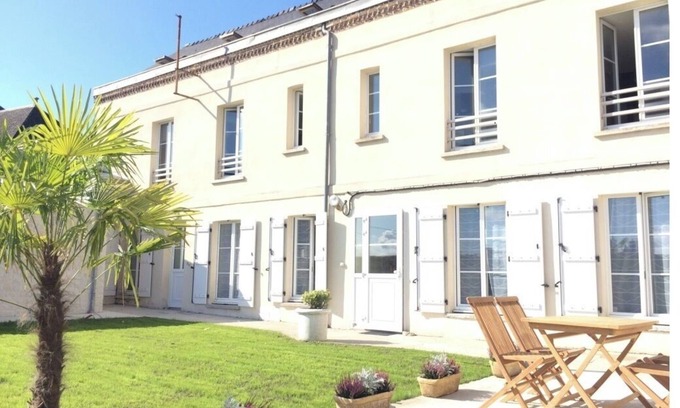 Laon Apartment | Laon Duplex "Les Capucines" with garden and private spa