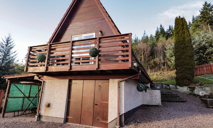 Heights of Achterneed Cabin | LARCHFIELD CHALET 1, pet friendly, with a garden in Strathpeffer