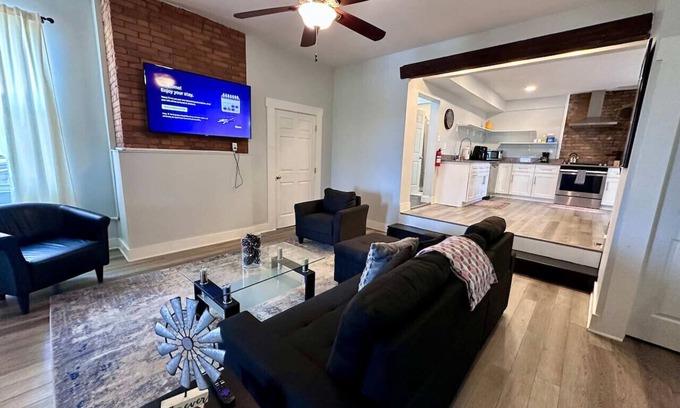 South Side Slopes House | Large 1BR on hill close to everything in Pitt
