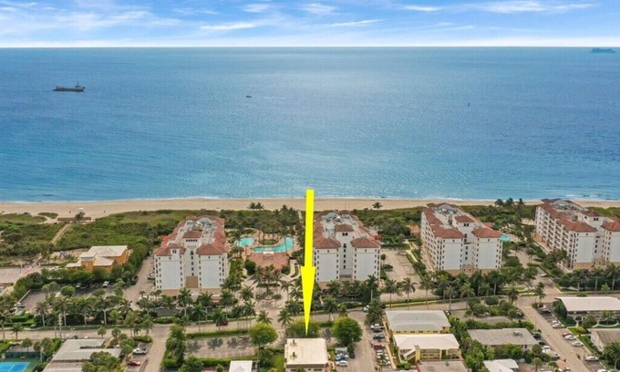 Palm Beach Shores Apartment | Large 2 Bed 2 Bath, King Beds, Screened Patio, Beach Chairs!