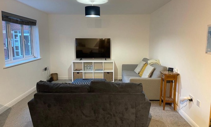 Quedgeley Apartment | Large 2 bedroom apartment, 4 beds one 1 en-suite, Free parking Nr Chelt Elmore and Quays
