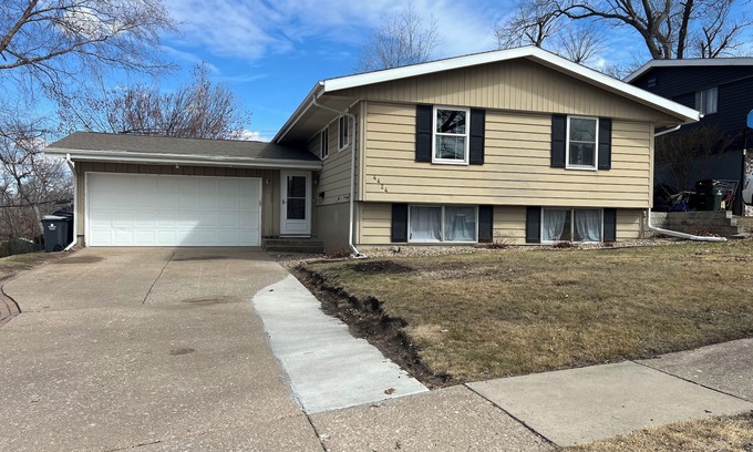 Cedar Rapids - Iowa City House | Large 4 Bedroom 2 Bath Split Level Home NE CR Large Fenced Yard