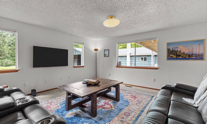 South Tacoma House | Large 5 Bed, 3 Bath Rambler sleeps 10 close to hikes/trails near JBLM/Hospitals!