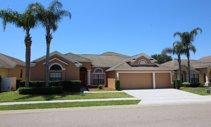 Legacy Park House | Large 5 bed villa with pool, games room & excellent privacy