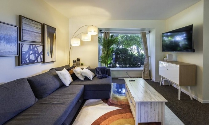 Dicken House | Large 6BR Stadium Getaway, Walk to the Big House!