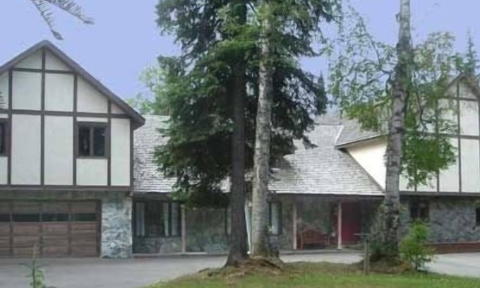 Huffman - O' Malley House | Large Anchorage Hillside Home - Great Rental Rates