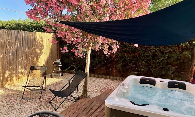 Aigues-Mortes Apartment | Large and beautiful apartment with Spa, 6 people, garden, all comfort