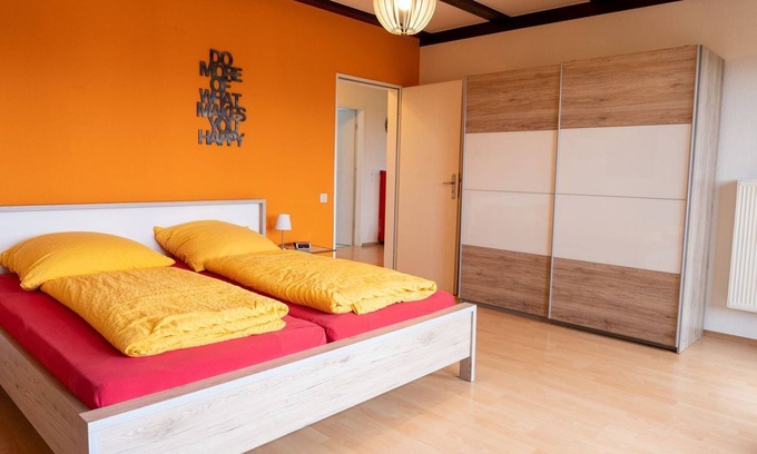 Sandershausen Apartment | Large apartment, 3 bedrooms, quiet, close to the city center, south-facing balcony, free parking spaces