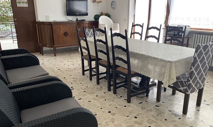 Gianola Apartment | Large apartment for 8 pers. in house Fiorita 1st floor, 10 min. walk to the sea