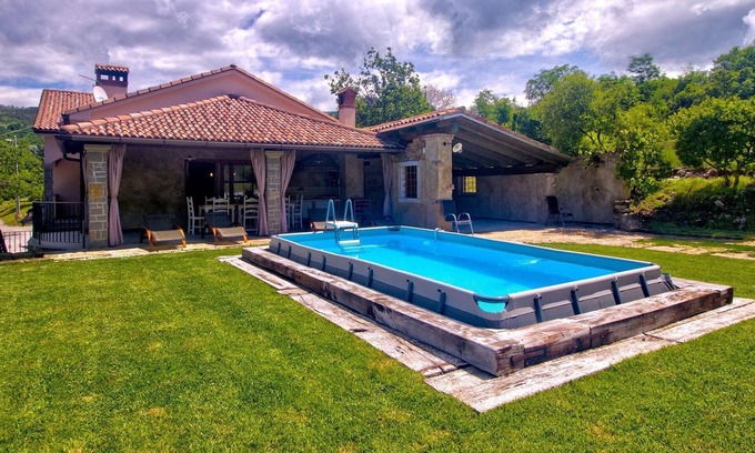 Hrastovlje Apartment | Large Apartment in Hrastovlje with Private Swimming Pool