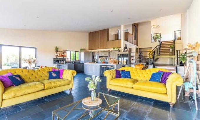 Clipsham House | Large barn with hot-tub in the English countrysidenn