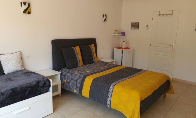 Aubais Bed & Breakfast | Large Chambre D'hôtes (3) Avec Terrasse au Calme. Pets Accepted