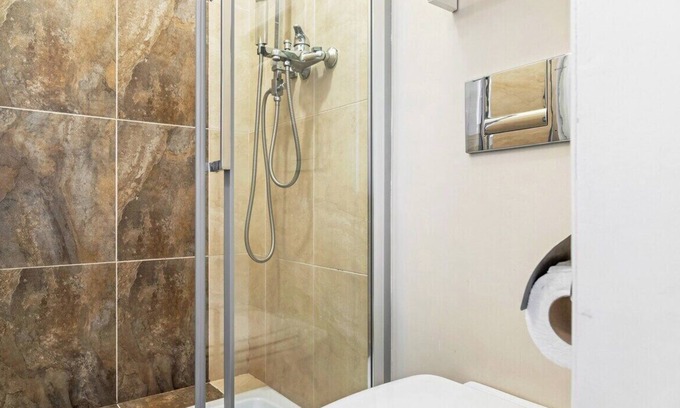 Amadora Apartment | Large Contemporary Apartment with Three-Bedroom