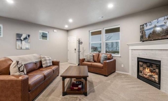 Ponderay Cottage | Large Cottage Near Downtown, Beach & Skiing #116