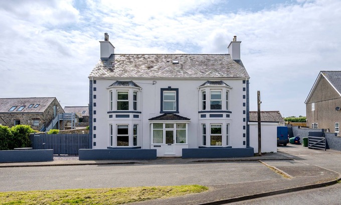 Ty Croes Cottage | Large Detached Property Walking Distance To The Beach | Llywelyn-Fawr