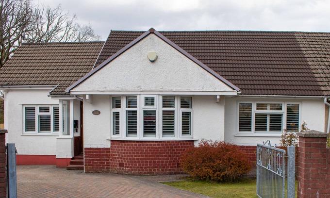 Merthyr Tydfil House | Large family Bungalow, parking & Bike Store BPW