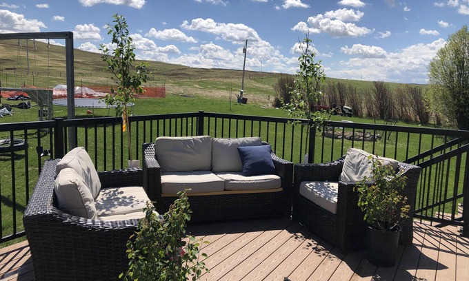 Cardston County House | Large, Family Friendly Country Full house near Waterton and Cardston
