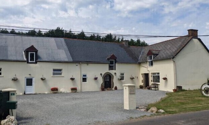 Mohon Other | Large Family Friendly farmhouse with Pool, Hot-tub , Bar and Games Room.