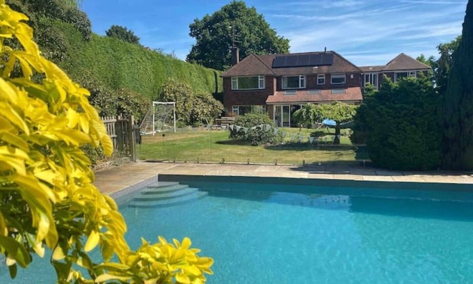 Farnham Apartment | Large Family Home With Heated Pool, Private Garden & Yoga Studio/gym