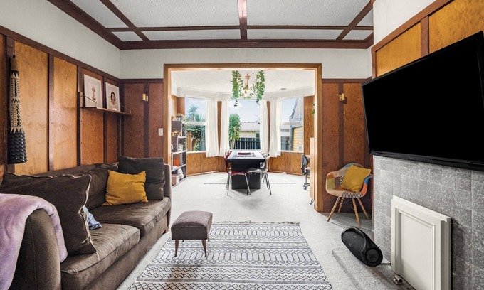 Miramar House | Large family sized pet-friendly accommodation with backyard in MIRAMAR, WGTN