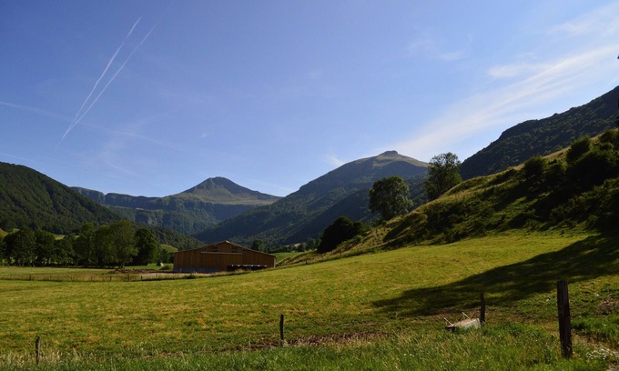 Le Claux House | Large gite (70m2) very clear, enclosed grounds (20a), for 2 people
