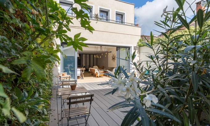 Grand Parc-Paul Doumer House | Large guest house with parking, terrace and jacuzzi in the center
