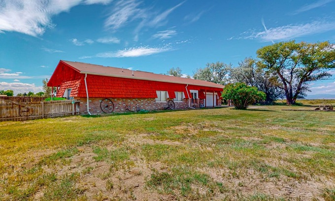 Alamosa House | Large home with western-theme, wood-burning fireplace- dog-friendly