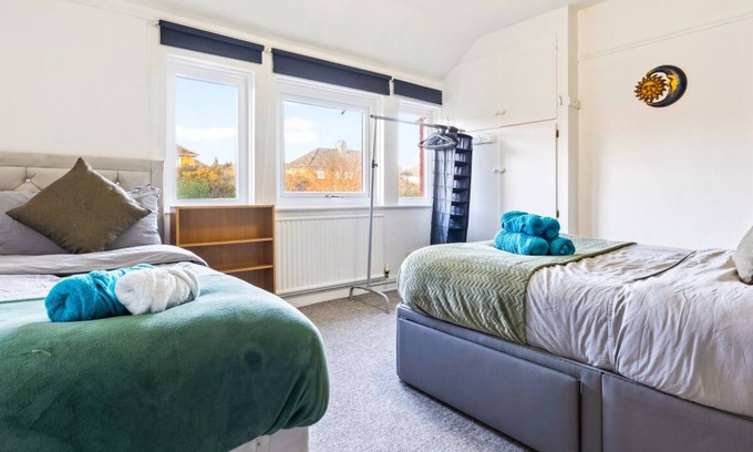 Bristol House | Large House|FREE Parking|Wood Fire|4 Beds|9 Guest