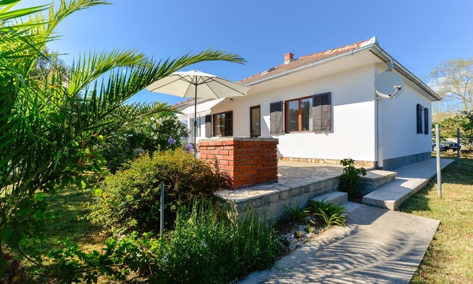 Ljubac House | Large house in a quiet village on the beach