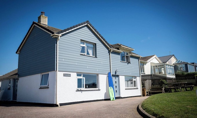 Widemouth Bay House | Large house, North Cornwall, Seaviews. 1 min to beach! Pet Friendly. Sleeps 10.