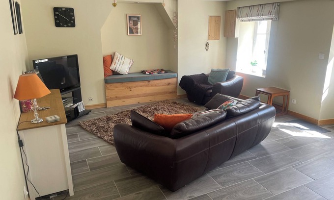 Saint-Thois House | Large house over 3 floors in quiet village setting close to canal & country walk