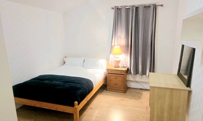 Plaistow South House | Large London 6 bedroom home away from home. Free parking, free WiFi.