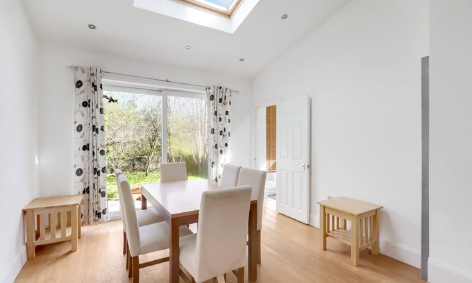 Finchley House | Large London Home with fantastic living area, free parking and lovely location