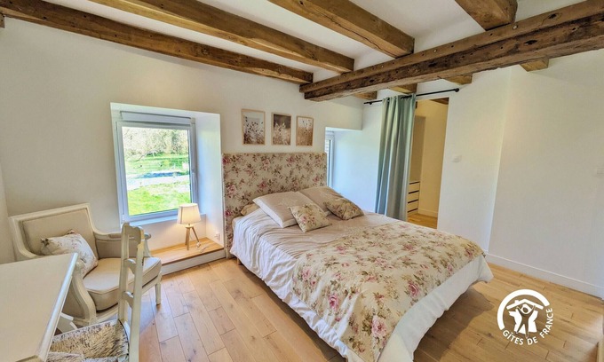 Entrammes Cottage | Large Mill for up to 12 with games, paddle and boat