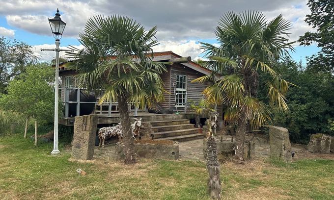 East Drayton Cabin | Large open plan cabin in Weston, Newark hot tub WiFi wood stove pets parking