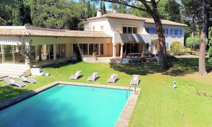 Guerrevieille Villa | Large renovated property with sea view, indoor pool, beaches 50 meters away