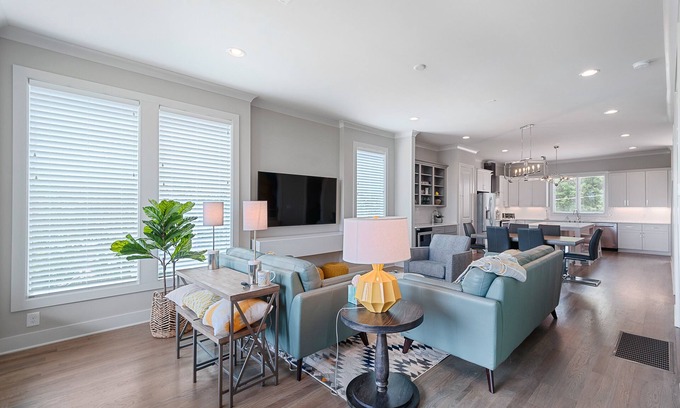 Haynes Area House | Large Riverhouse Getaway | City Views + Royal Beds