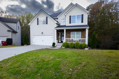 Braselton House | Large Rustic Family Home By RoadATL-KingBed-Firepit-Grill